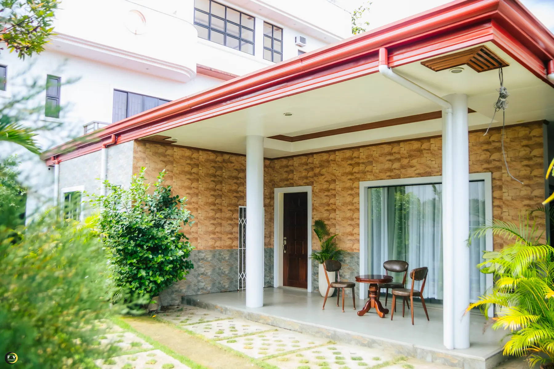 Caliah Homes holiday house front porch with garden